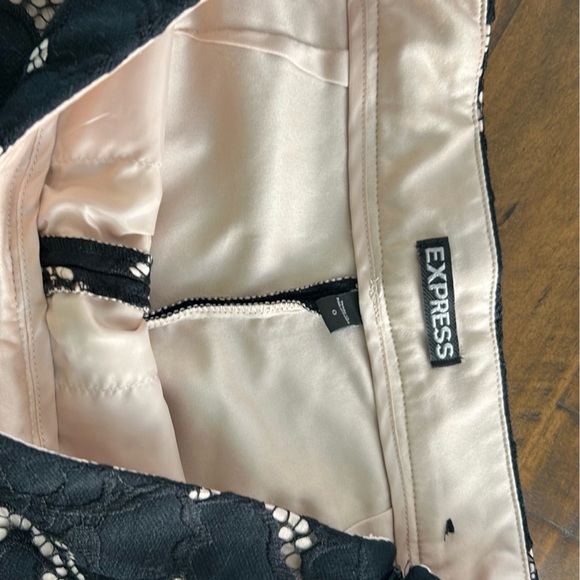 Express
Size 0 Evening shorts - Picture 2 of 3